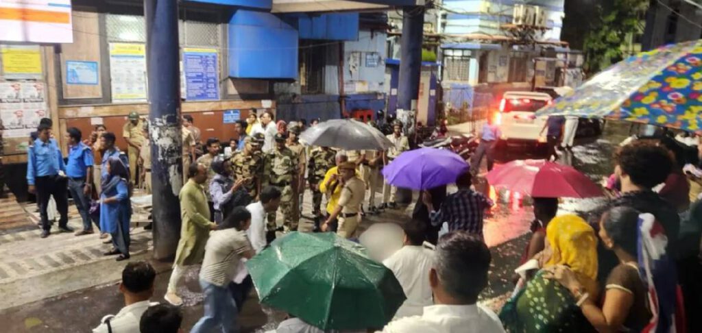കൊല്‍ക്കത്തയില്‍ ദുര്‍ഗാ പൂജക്കിടെ ഉണ്ടായ അപകടം; മരണ സംഖ്യ 19 ആയി, 25 പേര്‍ക്ക് പരിക്ക്